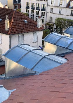 Couverture en tuiles mécaniques avec lucarnes cintrées en zinc - Vincennes