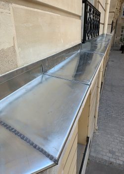 Bandeaux en zinc sur façade d'immeuble - Paris 16e
