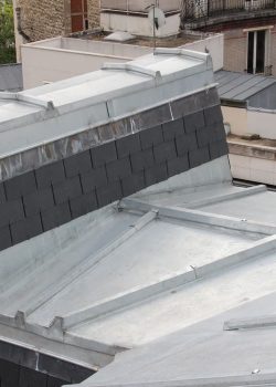 Raccords en zinc sur fronton en ardoises - Paris 15e